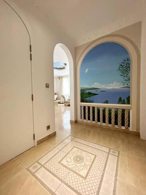 Luxurious In The Center Of Apartment *